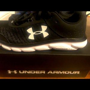 Black and white under Armour🔥